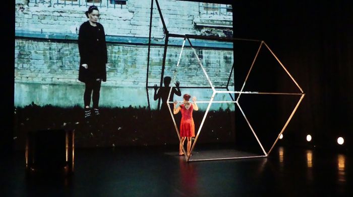 Un solo où la danse marche sur un fil tendu entre force et fragilité, pour raconter — corps en avant — la lutte des femmes qui refusent de tomber.