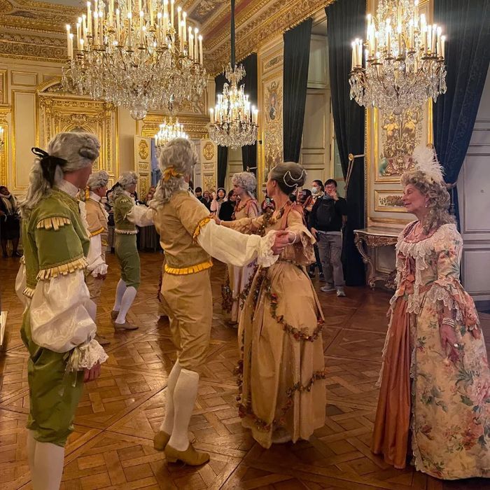 Voyagez dans le temps en dansant à l'occasion d'un bal époque !