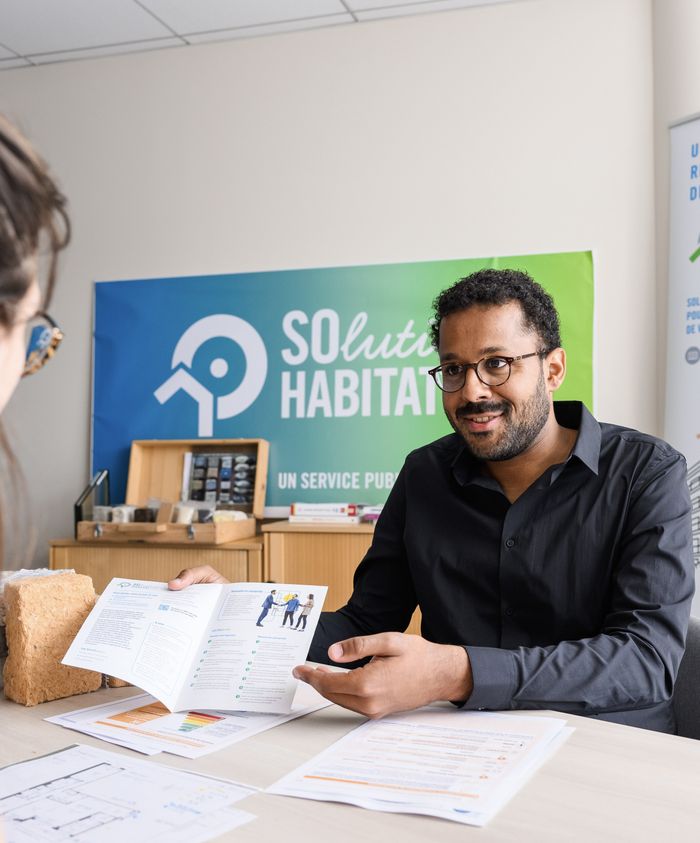 Venez échanger avec un conseiller Solutions Habitat pour découvrir les aides financières et techniques permettant d'adapter le logement d'un proche en perte d'autonomie