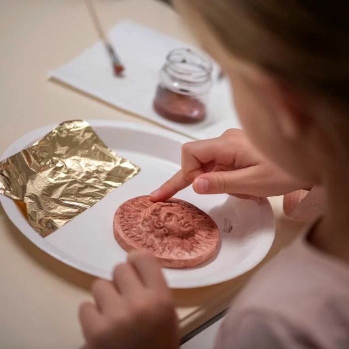 Faites briller votre créativité ! Initiez-vous à la dorure à la feuille et repartez avec une création inspirée de l'Hôtel de la Marine.