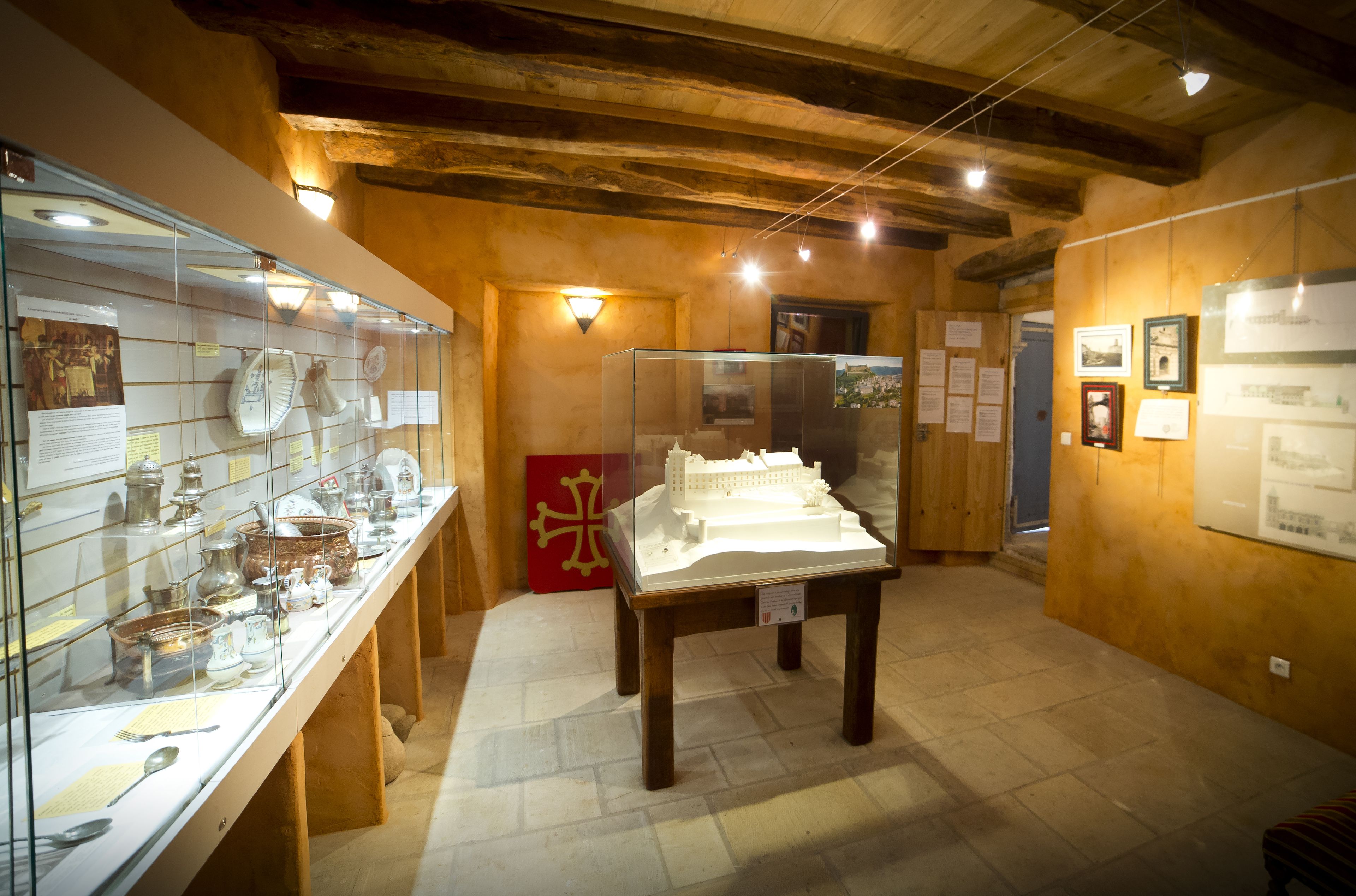 Découvrez trois expositions dans l'une des plus belles maisons de la cité médiévale de Sévérac-le-Château