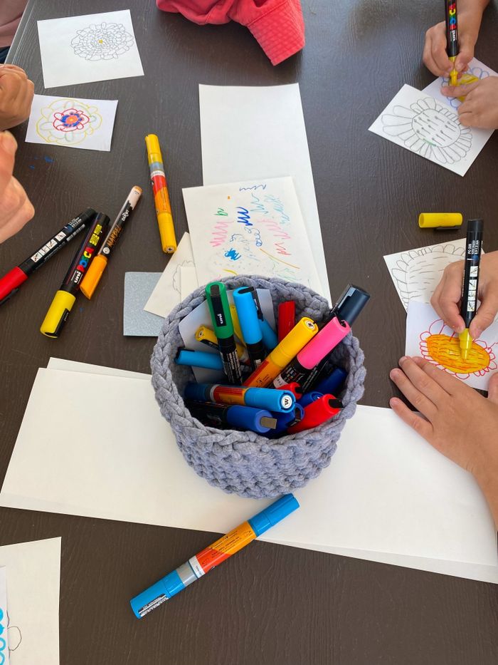 Sous les dessins, des mots