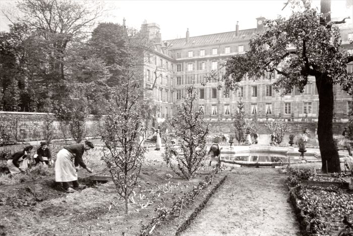 Visite libre de l'exposition et initiation à la langue des signes à l'Institut des sourds de Paris