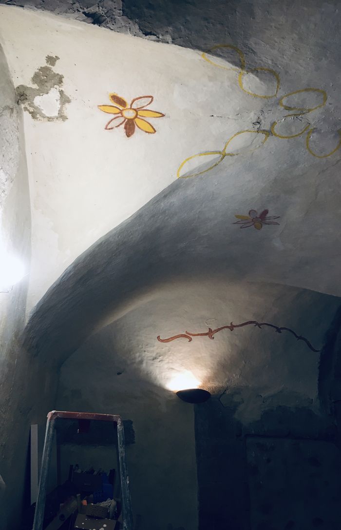 Visite d’atelier voûté orné de peintures anciennes