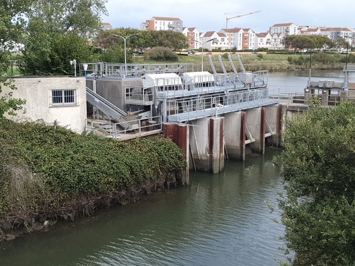 Le port de Calais, exutoire des wateringues vers la mer. Les canaux de Calais, patrimoine vivant passé, présent et futur ?