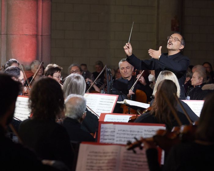 L'Ensemble Vocal des Hauts-de-Seine, l'Orchestre d'Harmonie et l'Orchestre Symphonique de Clichy unissent leurs voix et instruments.