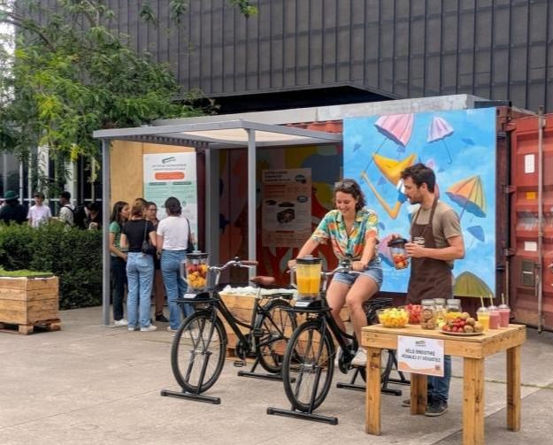À vos pédales ! Smoothies, découvertes et fraîcheur en low-tech.