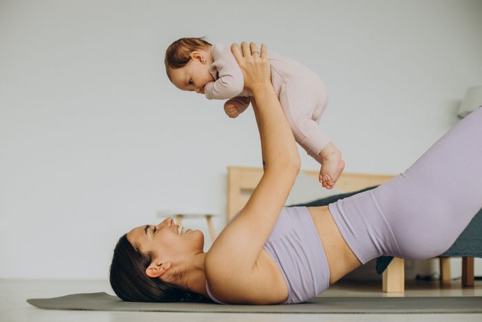 Le yoga des tout-petits est un moment ludique et apaisant où l’enfant découvre son corps à travers des postures simples, des jeux, des histoires et des exercices de respiration adaptés à son âge.