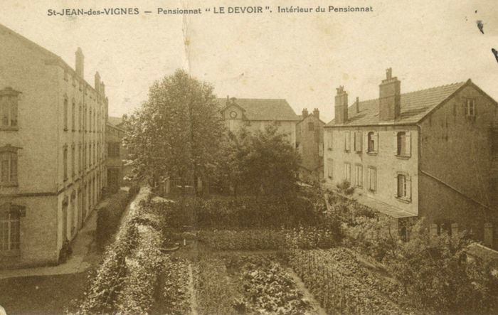 Visite de l'établissement scolaire Le Devoir (collège Saint-Charles) par les élèves et leurs professeurs