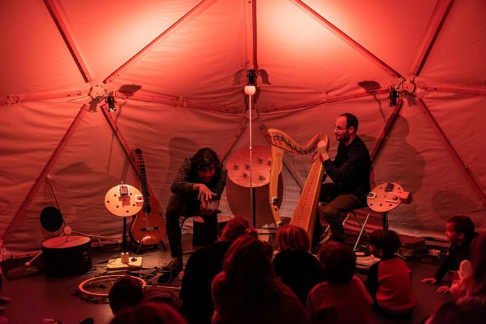 ELLE TOURNE !!!  Concertino pour boîtes à musique Très Jeune Public à partir de 6 mois Par et avec Frédérick Cazaux et Sol Hess