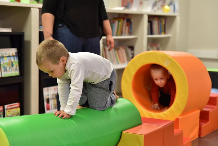 Grimper, rouler, sauter, explorer… La gym des tout-petits, c’est bien plus que du sport : c’est une aventure sensorielle et motrice adaptée à leur âge, pour éveiller leur corps, leur coordination...