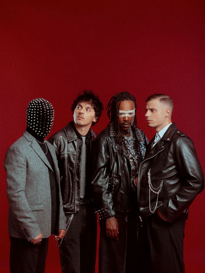 SKIP THE USE IS BACK ! Le quatuor lillois revient faire frémir nos tympans et élever les consciences avec « WE ARE GOOD » / « DISTORTER », ils seront sur la scène du Douze le samedi 28 novembre 2026.