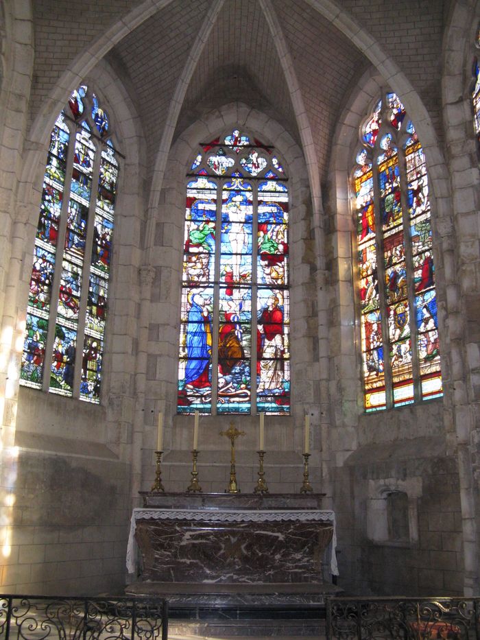 Découvrez librement une église aux vitraux remarquables