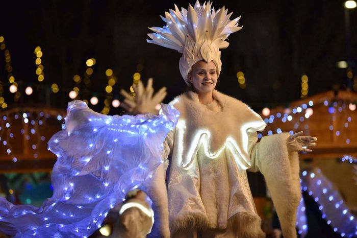 Découvrez une parade féerique où mascottes joyeuses, princesses étincelantes et robots lumineux défilent au cœur du marché de Noël. Un spectacle magique qui émerveille petits et grands.