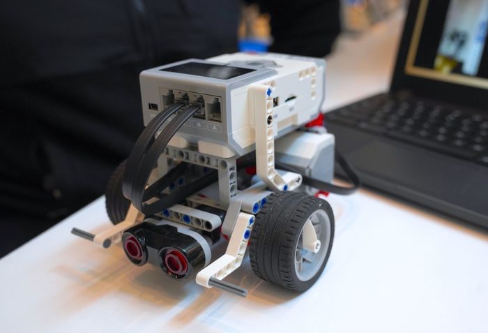 Un atelier ludique mêlant construction avec des Legos et codage. De 7 à 9 ans.