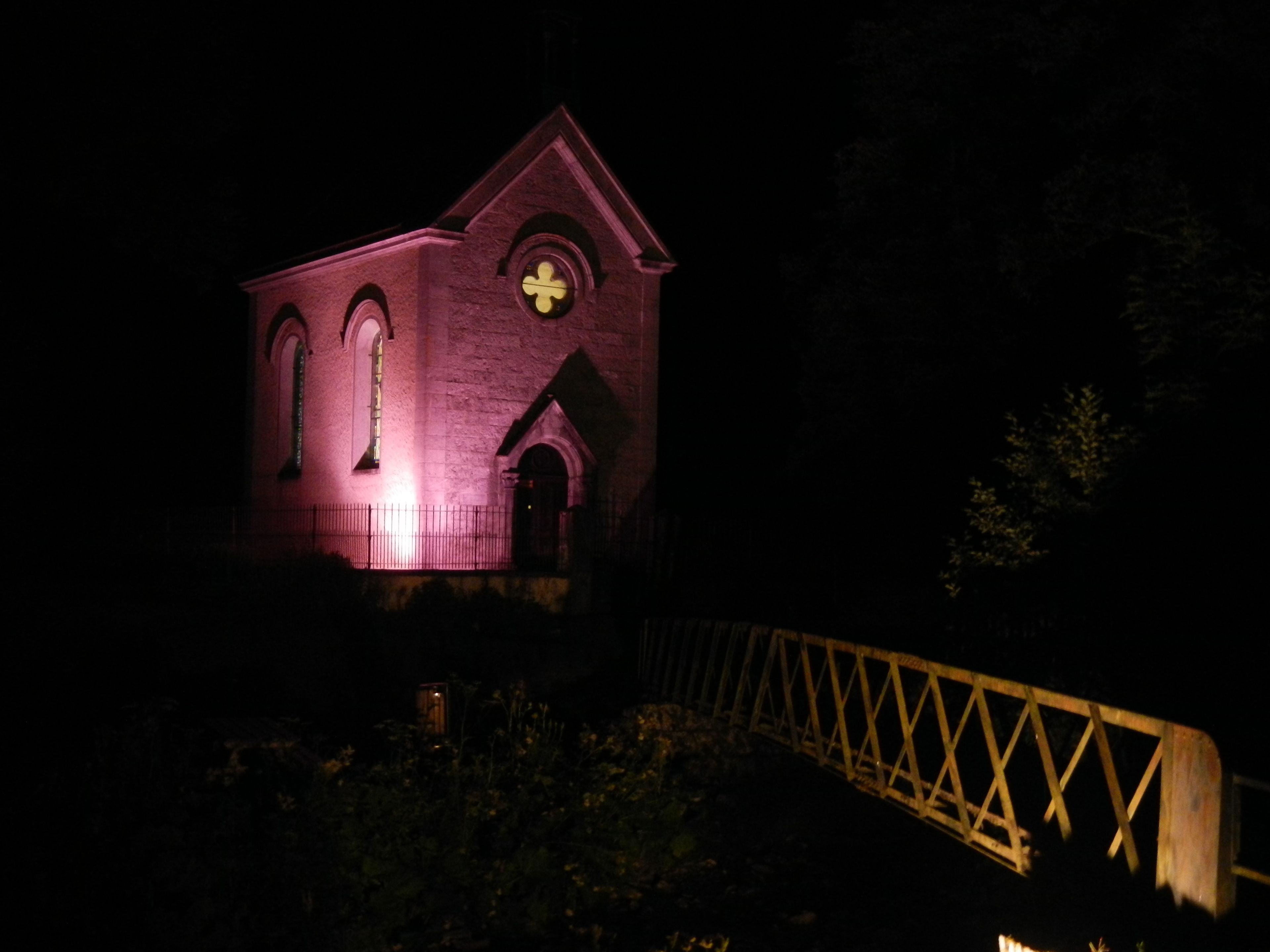 Au Reposoir, éclairage nocturne de la Chapelle du Bienheureux Jean d'Espagne.