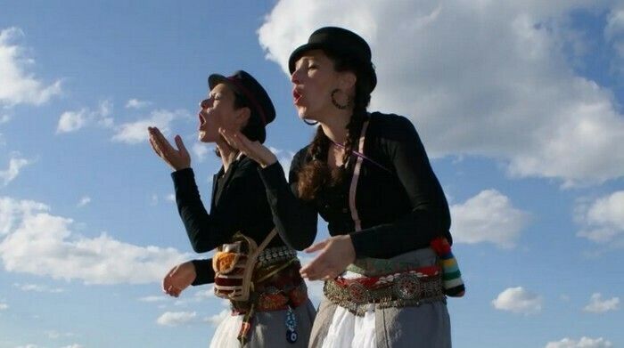 De bouche à oreille - par les Soeurs Tartellini - Collectif Madame Suzie
