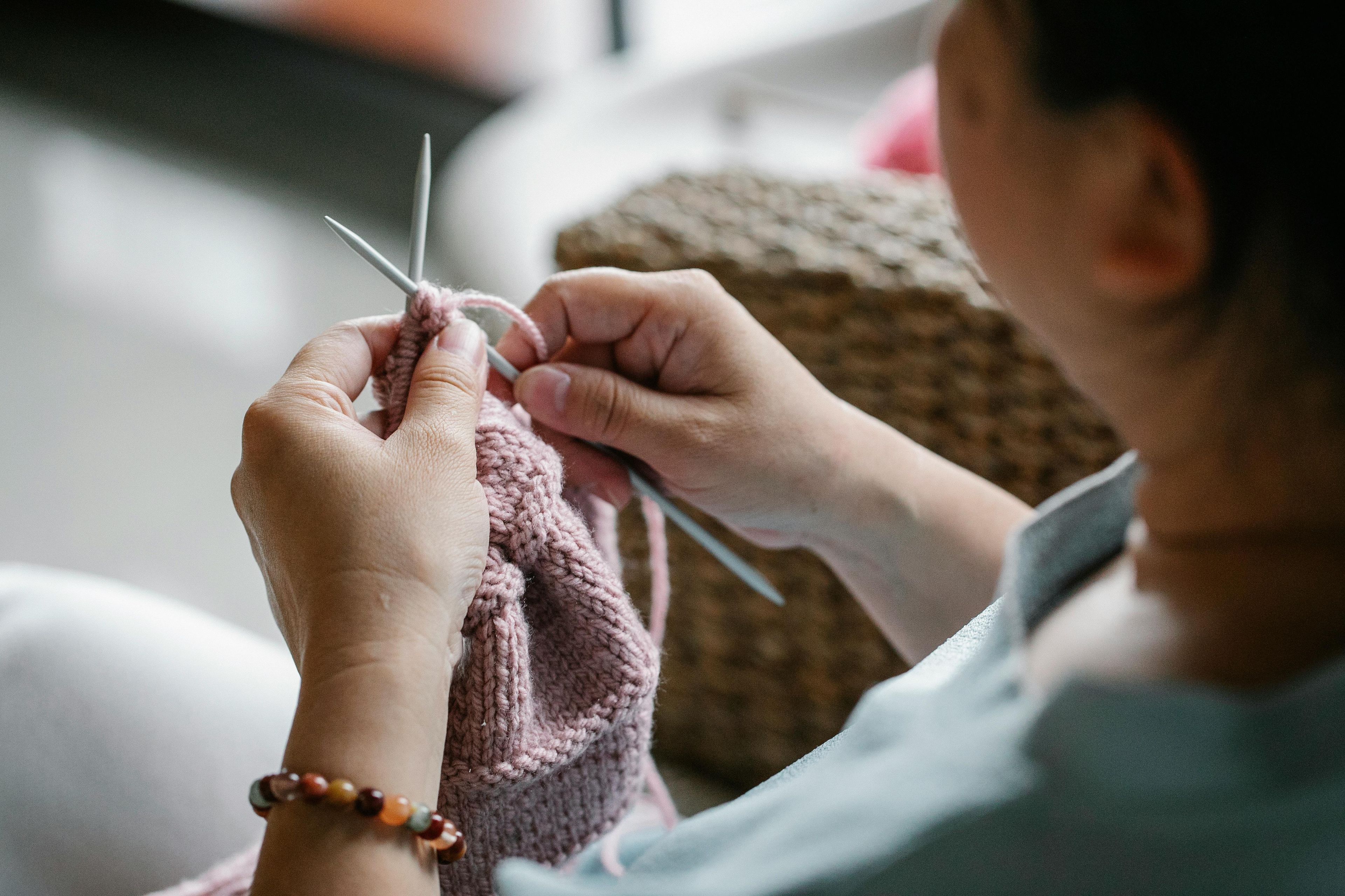 Apprenez les bases du tricot avec A deux aiguilles