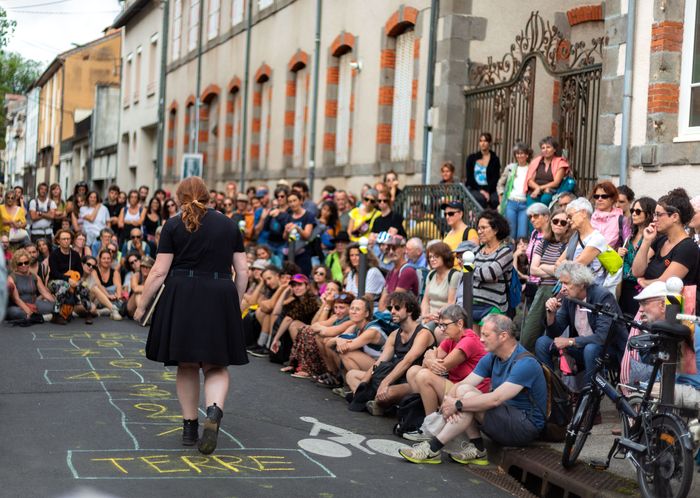 « Les Ailes », théâtre en déambulation dans la rue Fernand Soubeyran