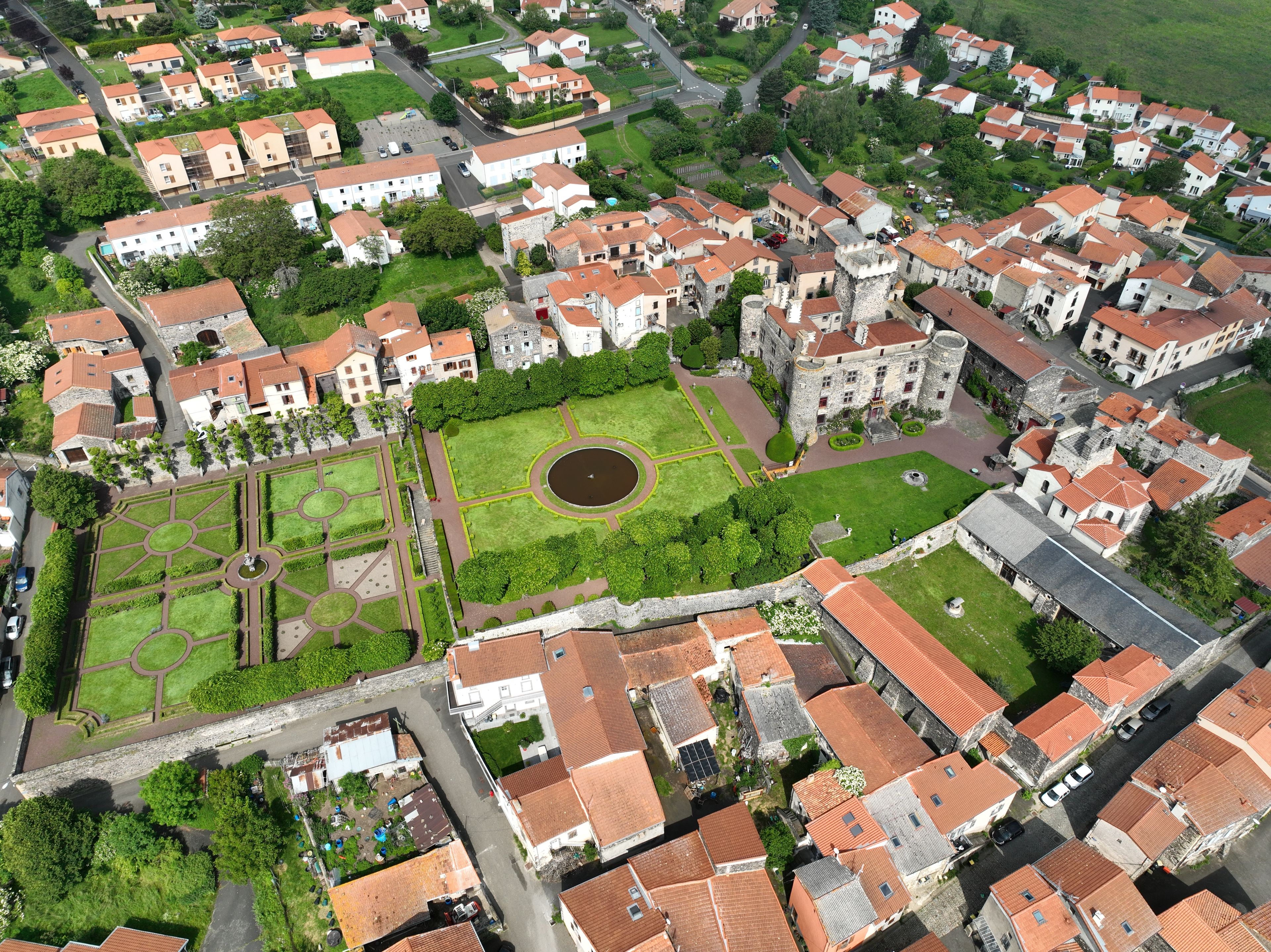 Visite d'un ancien château fort transformé à la Renaissance