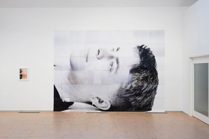 Sept photographes appartenant aux scènes émergentes française et suédoise sont réuni⸱es dans cette salle d’exposition, où il est question de fragments du monde mis en partage.