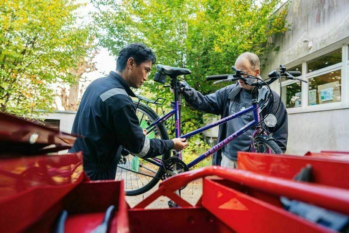 Venez apprendre à réparer et entretenir votre vélo grâce aux conseils de professionnels à Vanves, ainsi que participer à un stand de sécurité routière vue du guidon
