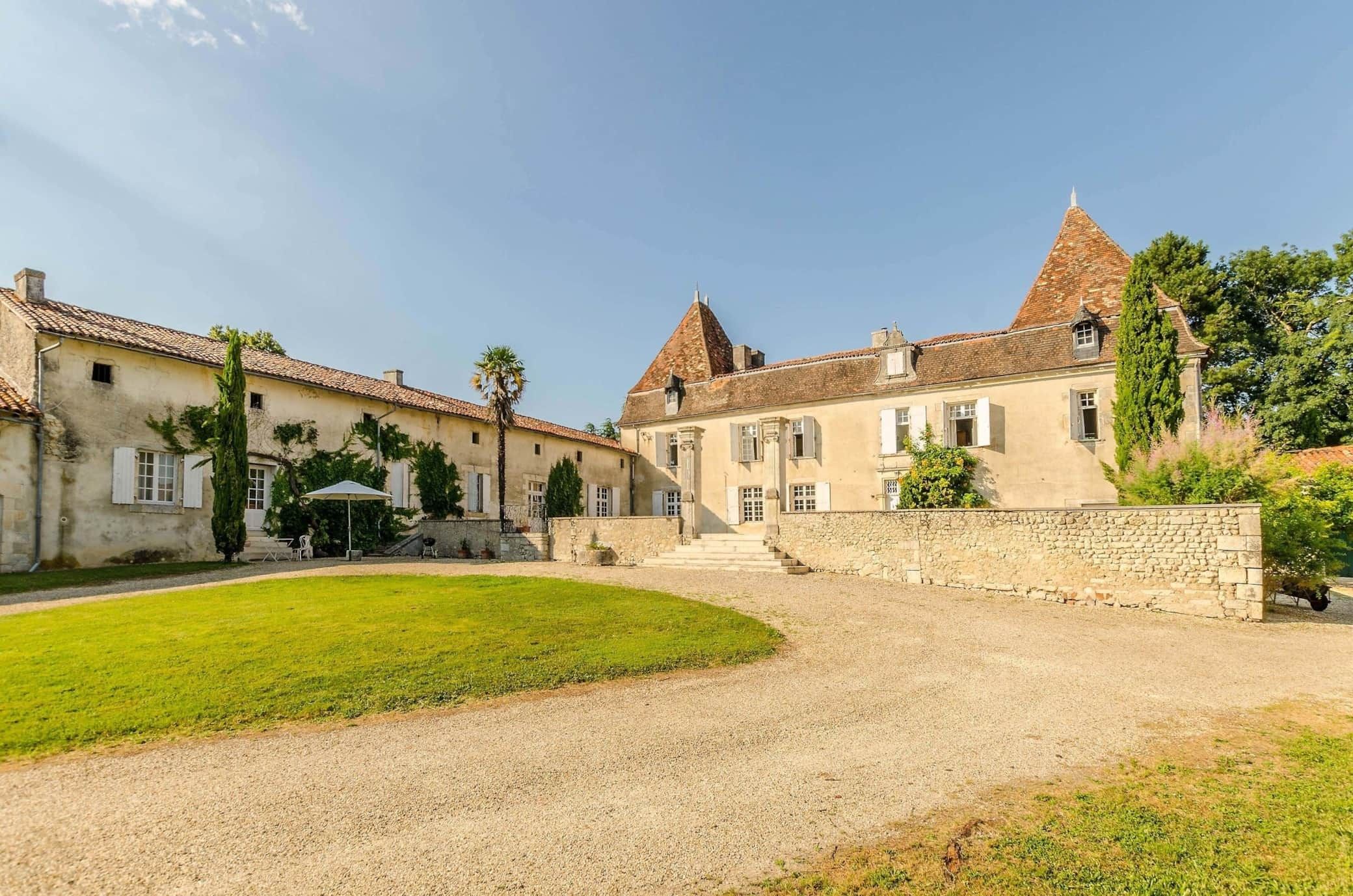 Guided tour of Château de Beaulieu in Poullignac