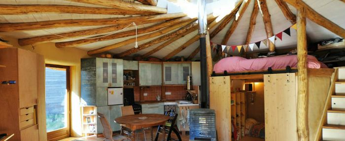 Visite d'une Paillourte : maison en paille porteuse, ronde, charpente réciproque, enduit terre, fondation pierre...