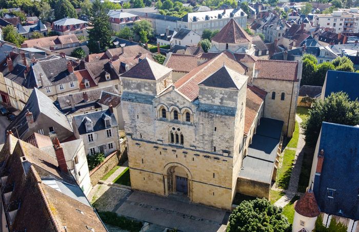 Aux frontières de la ville : le prieuré Saint-Etienne et son bourg