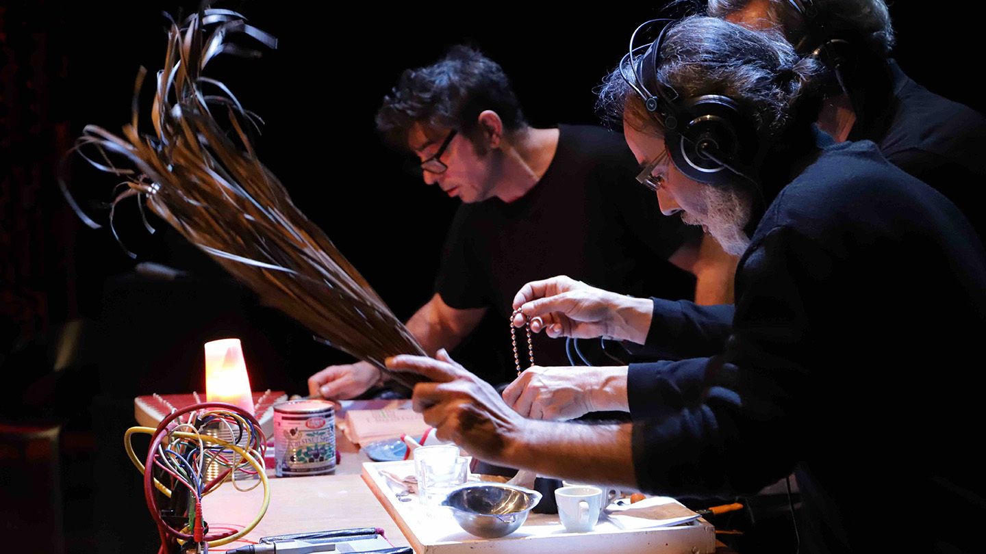 PRESQUE ÉGAL À • Le Petit Théâtre de Pain