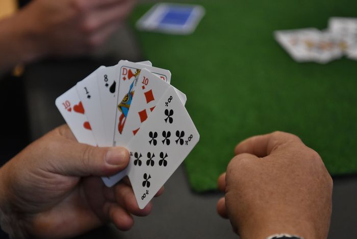 Avis à tous les amateurs de cartes! Venez passer un bon moment convivial autour d'une belote.