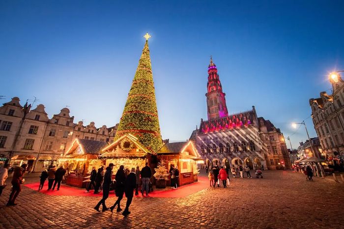 Plongez dans la magie de Noël au marché de Noël d’Arras ! Une sortie conviviale pour profiter des illuminations, des chalets et de l’ambiance féerique des fêtes de fin d’année.