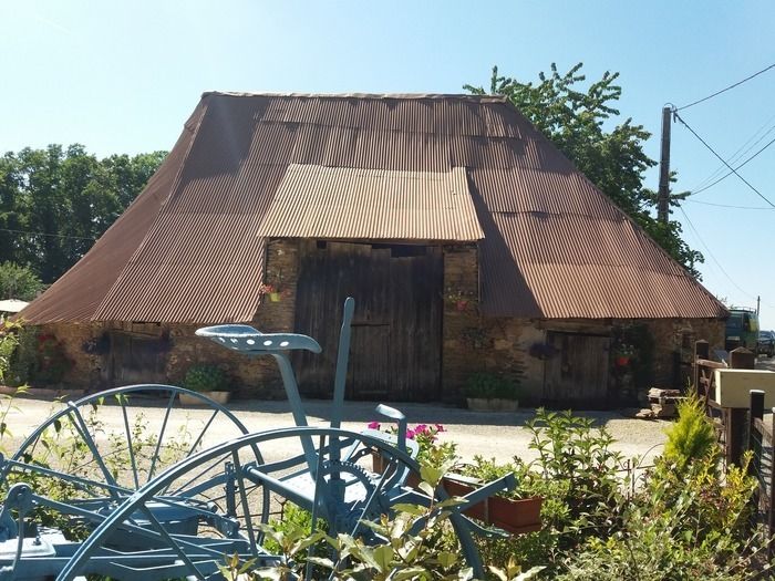 Visite libre de l'extérieur d'une grange ovalaire
