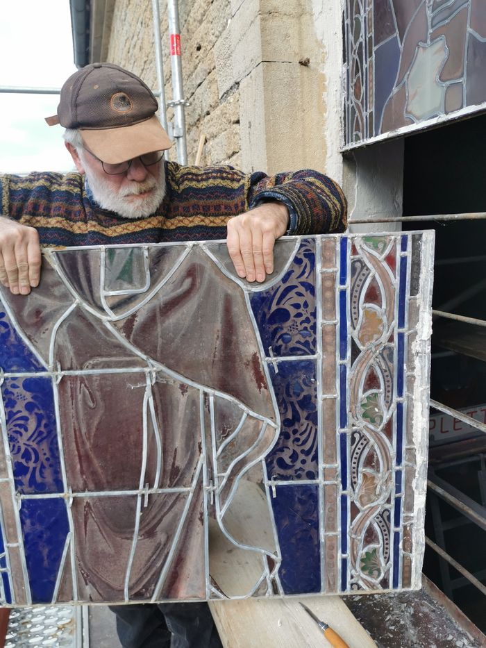 Découvrez un atelier de création de vitraux