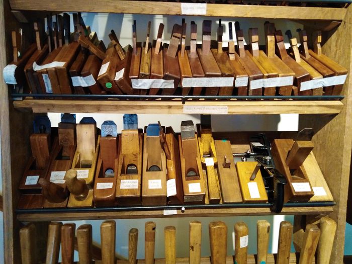 Découvrez les outils de la restauration de la cathédrale Notre-Dame de Paris ! Mis en situation, admirez la beauté d'innombrables outils employés depuis toujours par les professions traditionnelles...