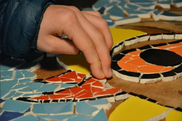 Venez et participez à la création collective d'une mosaïque et d'un vitrail
