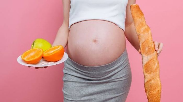 Découvrez les bases d'une alimentation équilibrée pendant la grossesse pour répondre à vos besoins et à ceux de votre bébé.