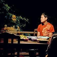 Palme d'or 2010. Sentant sa mort proche, l'oncle Boonmee voit le fantôme de sa femme décédée et son fils disparu et se rappelle ses vies passées.
