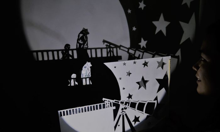 Un spectacle d’aventure fantastique en théâtre d’ombres. Plus de 300 marionnettes découpées sont projetées sur un grand écran.