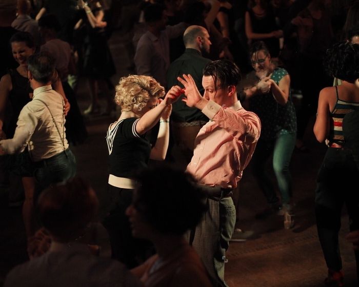 Quand jazz et musiques cubaines se rencontrent, la scène devient une invitation à la danse et au partage.