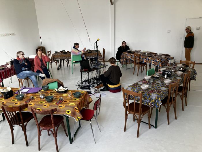Sur la paille, un banquet