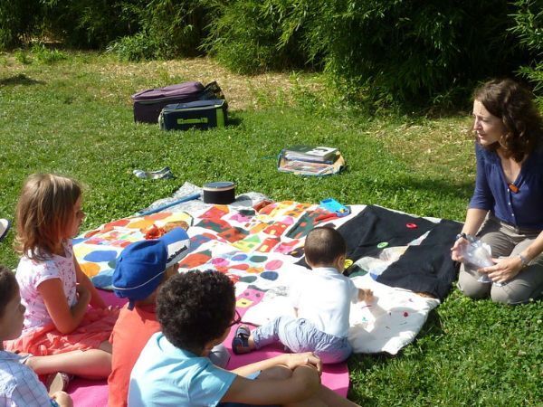 LECTURE LES PIEDS DANS L'HERBE