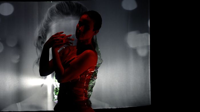 La chorégraphe et vidéaste Doria Belanger nous plonge dans le kaléidoscope d’une intériorité féminine plurielle, entre lumière et obscurité, exposition et mystère.