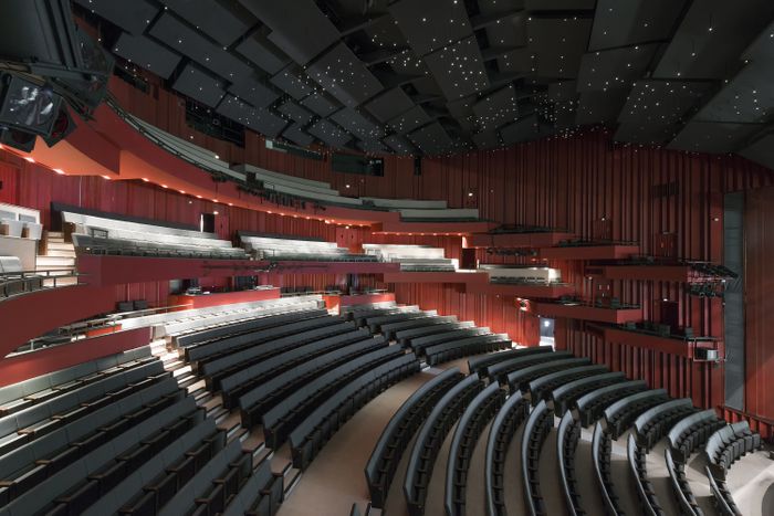 Levez les yeux ! Et si vous visitiez le théâtre de Caen ?