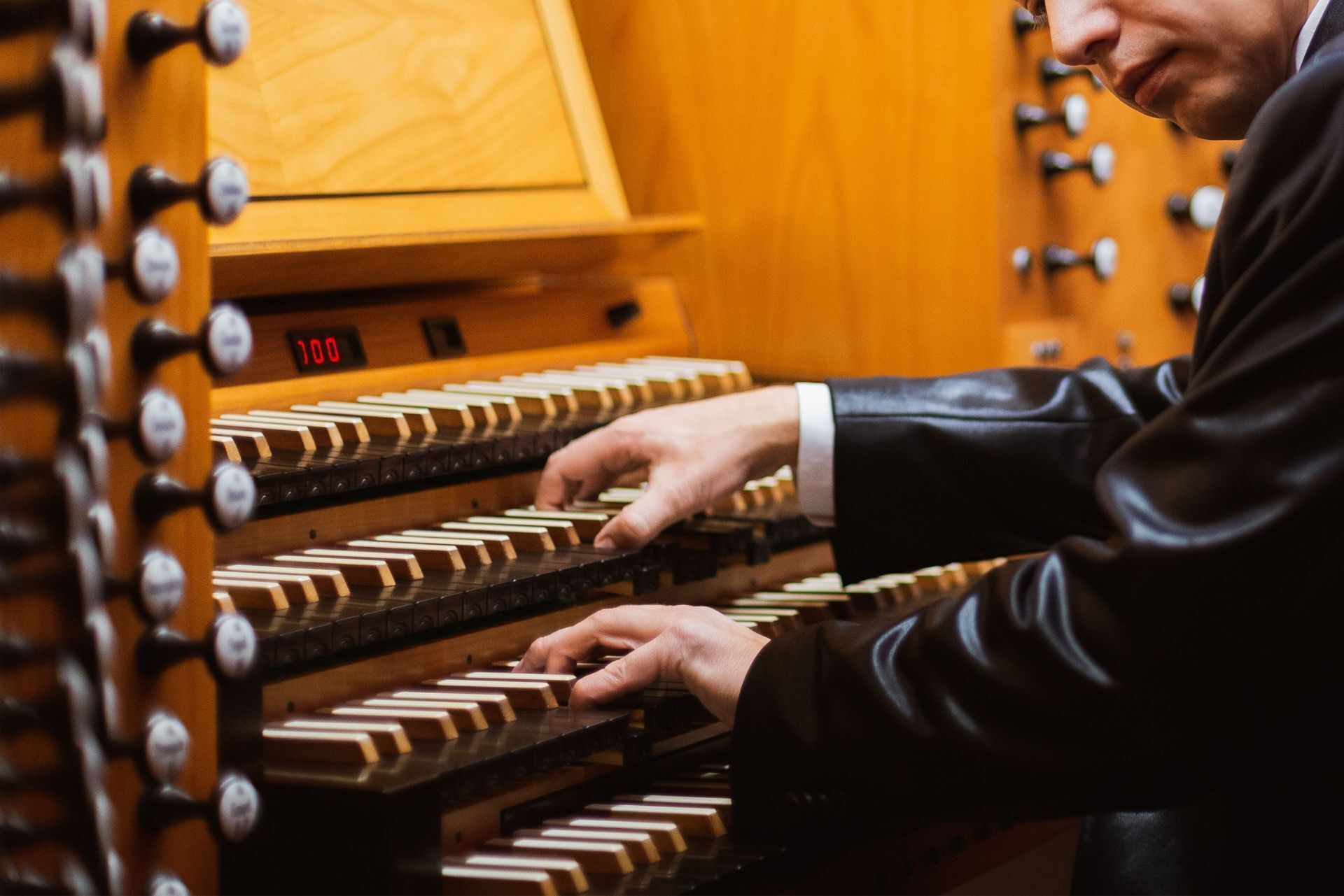 Université du Potager du Dauphin | Les mystères de la musique, et de ceux qui la racontent