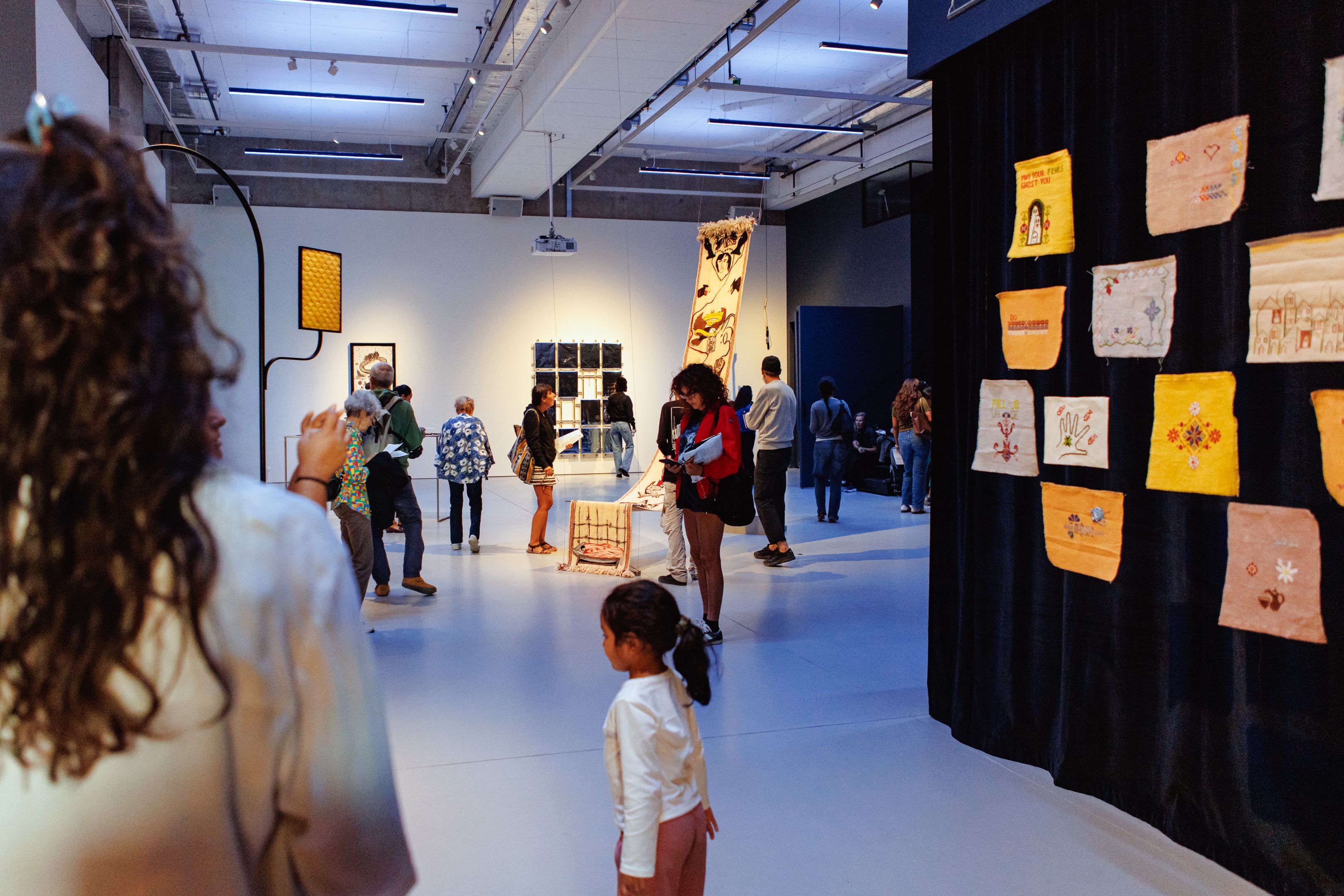Visites commentées de l'exposition "brave la nuit / poems for ruptures / نعبرُ الليل " par des historien·nes de l'art et médiateur·ices.