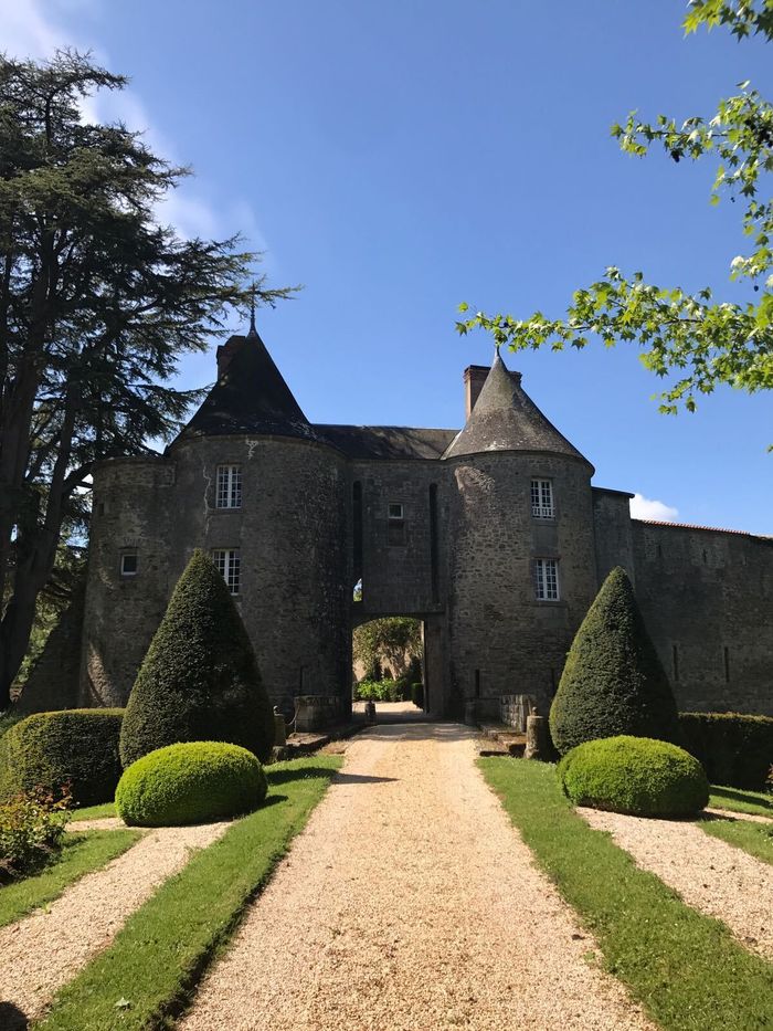Visite guidée de la poterne et de la cour des cuisines du château de Palluau;