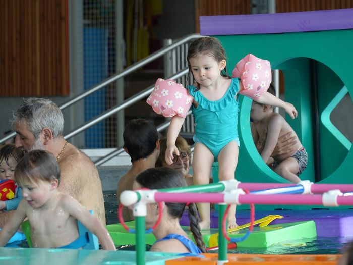 L’atelier motricité à la piscine est un moment ludique et dynamique l’enfant explore ses capacités motrices dans l’eau. À travers des parcours, des jeux de déplacement et de coordination
