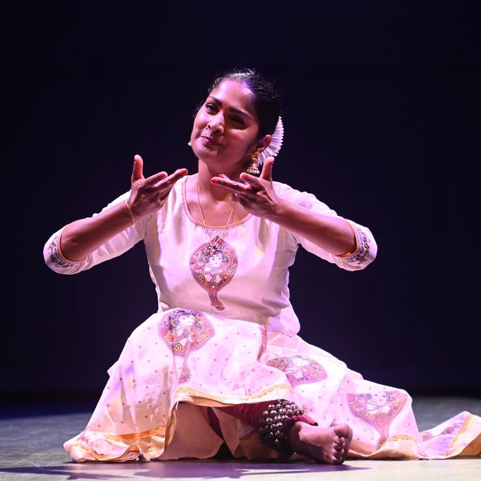 Anjali, le geste qui parle - Une offrande dansée à la langue maternelle du monde