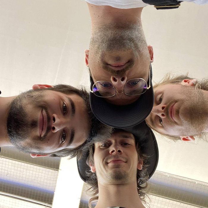 Dalaïdrama pose une question à chaque morceau. Ce quatuor mêle pop et noise dans une performance live furieuse et sensible.